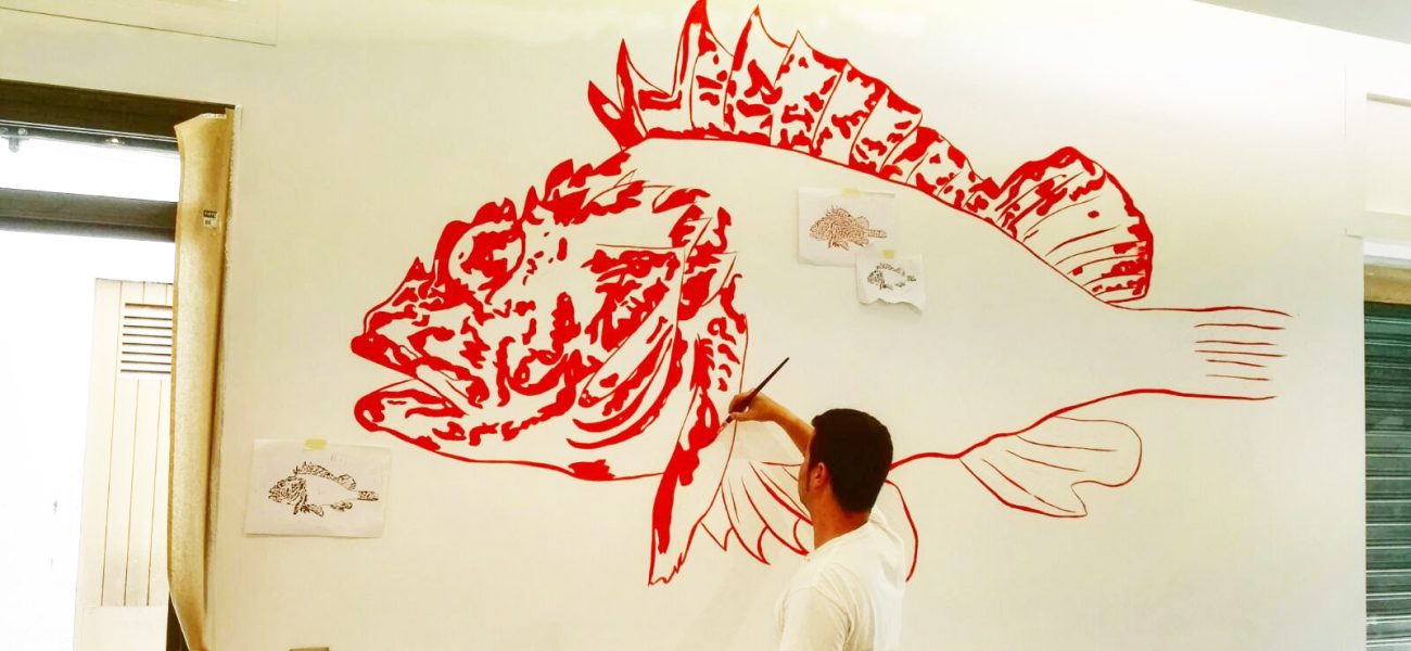 pintando mural escorpora restaurante mariscos decoración